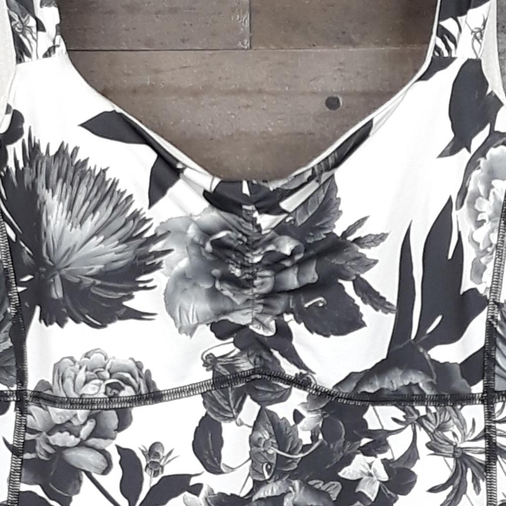 Lululemon Aria Tank ll - Picture 5 of 10